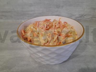 Salotas su vištienos krūtinėle alyvuogių majoneze pagrindine nuotrauka