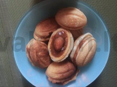 Riešutai su virta saldžia grietinėle pagrindine nuotrauka