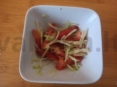 Salotas su ridikėliais ir pomidorais pagrindine nuotrauka