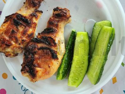 Kvapnūs vištienos blauzdos garstyčių-česnako marinate ant grilio pagrindine nuotrauka