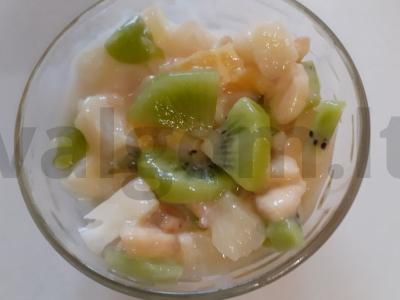 Vitaminų salotos su vaisiais ir jogurtu pagrindine nuotrauka