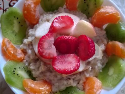 Avižinė košė su vaisiais pagrindine nuotrauka