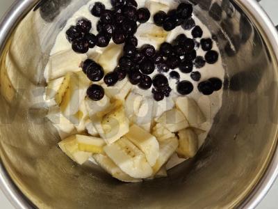 Baltymų kokteilis „Juodųjų serbentų-bananų“ Žingsnis 2