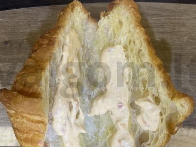 Kruasanas su kumpiu, sūriu ir korėjietiška morkų salota Žingsnis 2