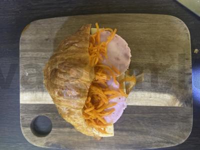 Kruasanas su kumpiu, sūriu ir korėjietiška morkų salota Žingsnis 4