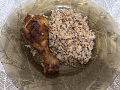 Sultingi vištienos blauzdos su grikių koše pagrindine nuotrauka