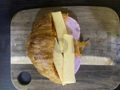 Kruasanas su kumpiu, sūriu ir korėjietiška morkų salota Žingsnis 5