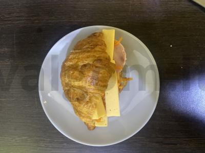 Kruasanas su kumpiu, sūriu ir korėjietiška morkų salota Žingsnis 6