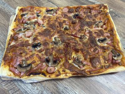 Pica „Asorti“ iš sluoksniuoto tešlos su mocarela pagrindine nuotrauka