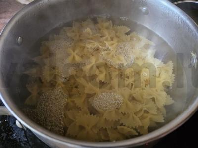 Farfalle su dešrelėmis grietinėlės-sūrio padaže Žingsnis 1