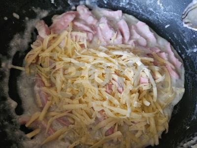 Farfalle su dešrelėmis grietinėlės-sūrio padaže Žingsnis 2