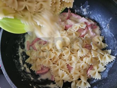 Farfalle su dešrelėmis grietinėlės-sūrio padaže Žingsnis 3