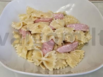 Farfalle su dešrelėmis grietinėlės-sūrio padaže pagrindine nuotrauka