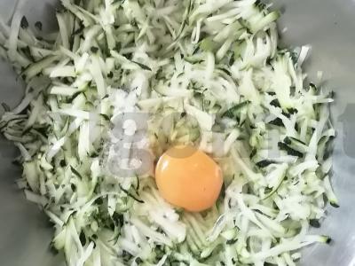 Cukinijų blynai su sūriu Žingsnis 1