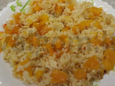 Skani ryžių košė su moliūgu ir česnaku pagrindine nuotrauka