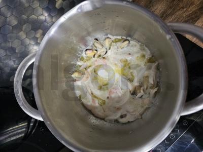 Spagečiai su jūros gėrybėmis grietinėlės padaže Žingsnis 3