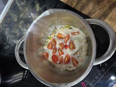 Spagečiai su jūros gėrybėmis grietinėlės padaže Žingsnis 4