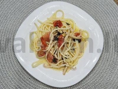 Spagečiai su jūros gėrybėmis grietinėlės padaže pagrindine nuotrauka