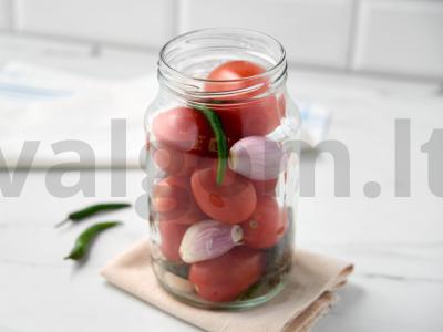 Marinuoti pomidorai su svogūnais Žingsnis 1