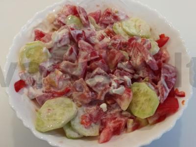 Vasaros salotos su romėniškais pipirais pagrindine nuotrauka