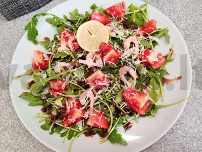 Salotas su rukola ir terijaki padažu pagrindine nuotrauka