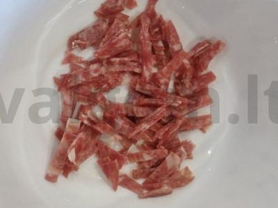 Daržovių, korėjietiškų morkų ir salchichon dešros salotas Žingsnis 1