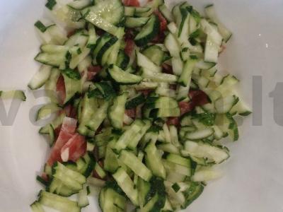 Daržovių, korėjietiškų morkų ir salchichon dešros salotas Žingsnis 2