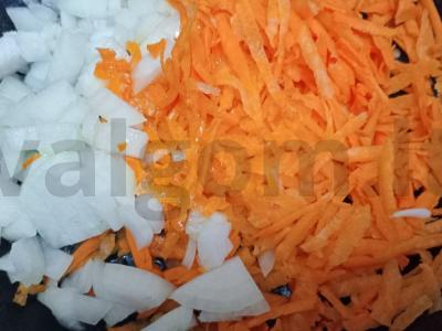 Troškinti pievagrybiai su svogūnais ir morkomis, patiekiami su kvinoja Žingsnis 1