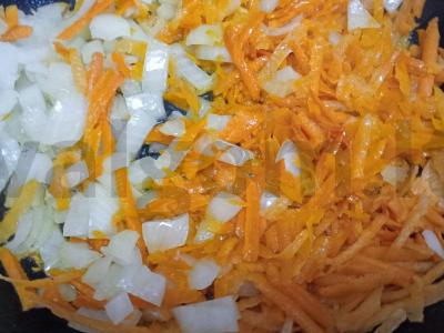 Troškinti pievagrybiai su svogūnais ir morkomis, patiekiami su kvinoja Žingsnis 2