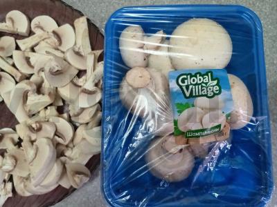 Troškinti pievagrybiai su svogūnais ir morkomis, patiekiami su kvinoja Žingsnis 3