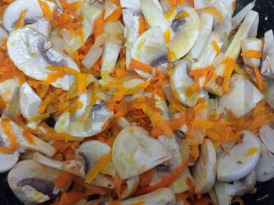 Troškinti pievagrybiai su svogūnais ir morkomis, patiekiami su kvinoja Žingsnis 4