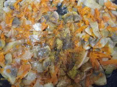 Troškinti pievagrybiai su svogūnais ir morkomis, patiekiami su kvinoja Žingsnis 5