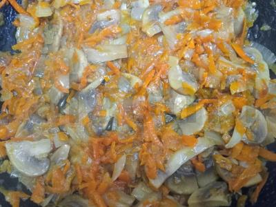 Troškinti pievagrybiai su svogūnais ir morkomis, patiekiami su kvinoja Žingsnis 6