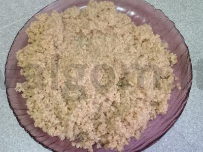 Troškinti pievagrybiai su svogūnais ir morkomis, patiekiami su kvinoja Žingsnis 7