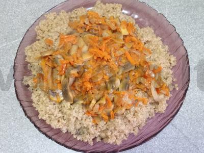 Troškinti pievagrybiai su svogūnais ir morkomis, patiekiami su kvinoja Žingsnis 8