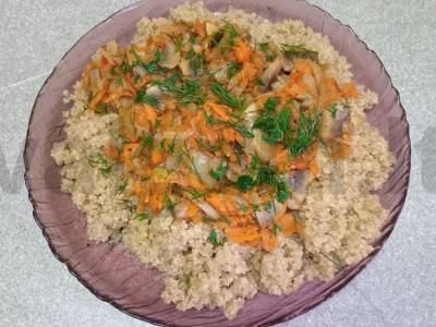 Troškinti pievagrybiai su svogūnais ir morkomis, patiekiami su kvinoja pagrindine nuotrauka