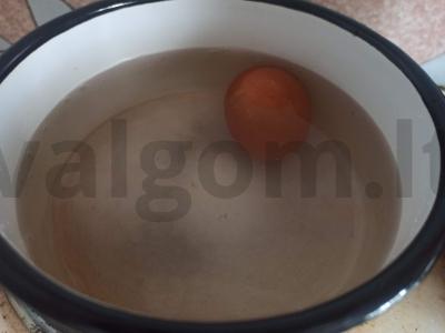 Salotas su virtomis kiaušiniais, pomidorais, sūriu ir džiovinta dešra Žingsnis 1