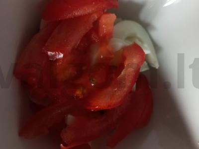 Salotas su virtomis kiaušiniais, pomidorais, sūriu ir džiovinta dešra Žingsnis 2