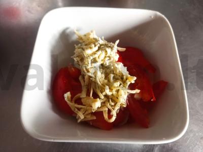 Salotas su virtomis kiaušiniais, pomidorais, sūriu ir džiovinta dešra Žingsnis 4