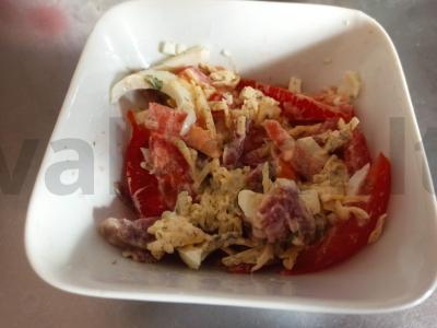 Salotas su virtomis kiaušiniais, pomidorais, sūriu ir džiovinta dešra pagrindine nuotrauka