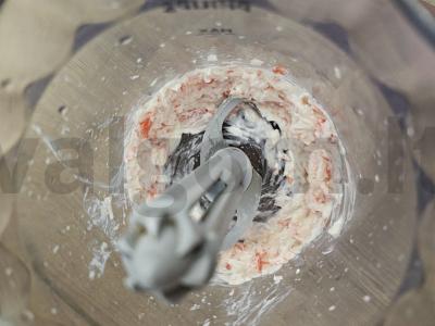 Tartaletės su varškės sūriu, krabų lazdelėmis ir agurkais Žingsnis 2