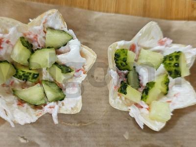 Tartaletės su varškės sūriu, krabų lazdelėmis ir agurkais Žingsnis 6