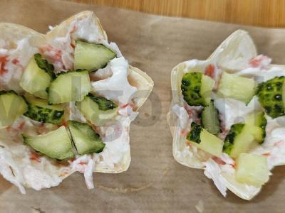 Tartaletės su varškės sūriu, krabų lazdelėmis ir agurkais pagrindine nuotrauka