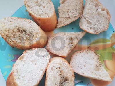 Brusketa su varškės sūriu ir midijomis Žingsnis 1