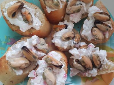 Brusketa su varškės sūriu ir midijomis pagrindine nuotrauka