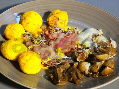 Polentos aranciniai su bekonu, grybais ir grybų padažu pagrindine nuotrauka