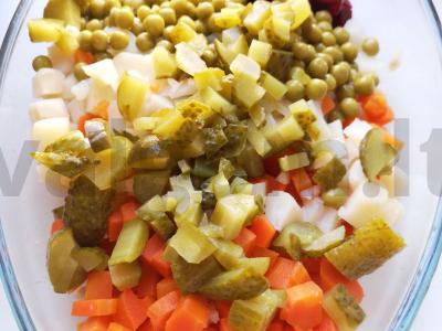 Vinegretas su raugintais kopūstais ir konservuotais žirneliais Žingsnis 2