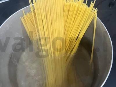 Makaronai su krevetėmis, sūriu ir grietinėlėmis Žingsnis 3