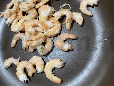 Makaronai su krevetėmis, sūriu ir grietinėlėmis Žingsnis 4