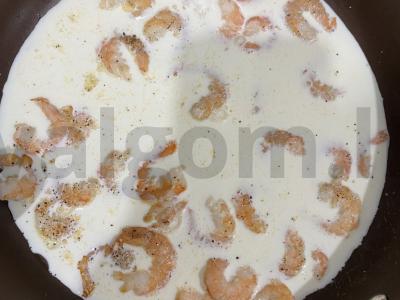 Makaronai su krevetėmis, sūriu ir grietinėlėmis Žingsnis 6